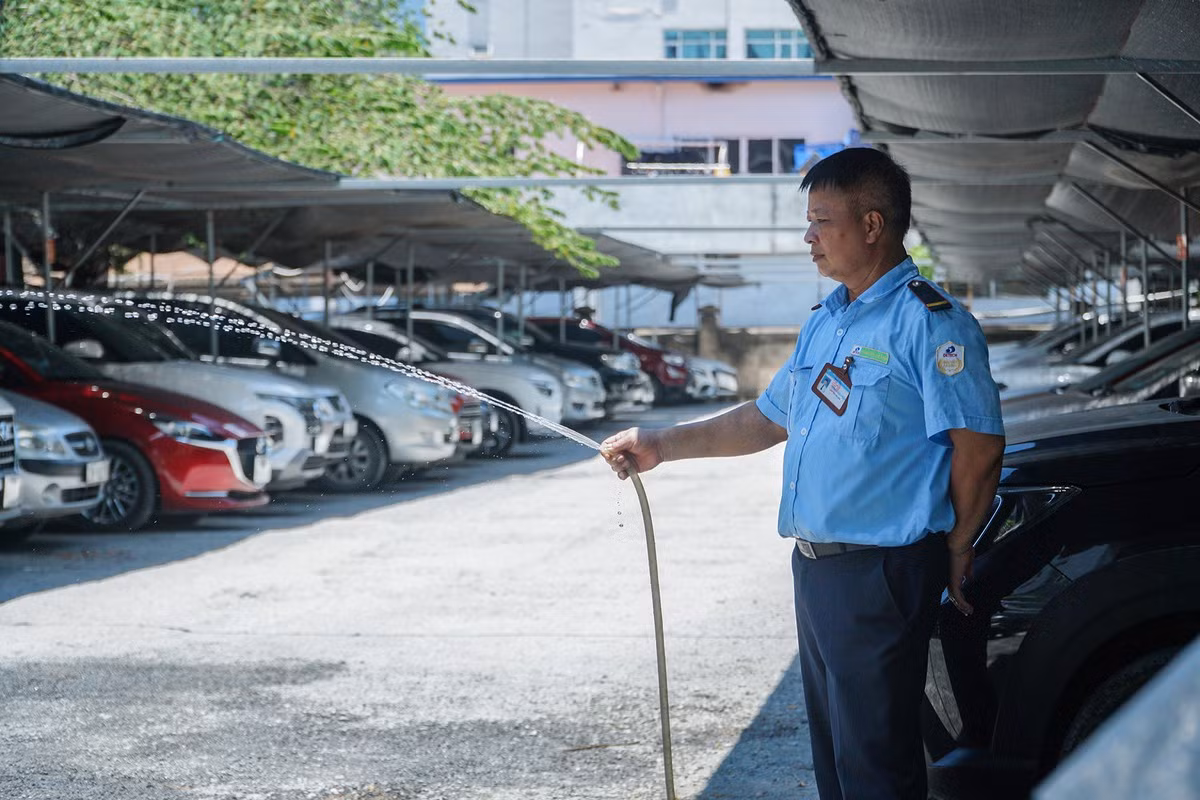 Tại một lán trông giữ xe, người bảo vệ liên tục phun nước làm mát xung quanh khu vực, đề phòng hiện tượng cháy nổ có thể xảy đến bất cứ lúc nào.