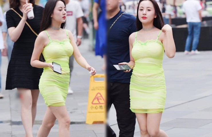 Bên cạnh kiểu dáng thì bạn cũng nên lựa chọn màu váy giúp tôn da. Nếu da trắng thì bạn nên mặc màu nâu nhẹ, hồng nhạt và be. Ngược lại, da ngăm nên mặc màu trung tính, gam màu lạnh hay những gam màu ấm như đen, be, kem.