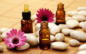 Chỉ với 5 giọt tinh dầu như tinh dầu xả, bạc hà, bưởi... bạn có thể có một nồi xông dưỡng da, chống lão hóa và giảm stress. Tinh dầu giúp tăng tính đàn hồi và chống lão hóa, làm mờ vết thâm, cung cấp độ ẩm, làm mờ những nếp nhăn hiệu quả.