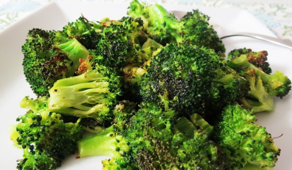 Bông cải (súp lơ) chứa nhiều chất xơ, vitamin nhưng lại sở hữu lượng calo thấp và được nhiều bác sĩ dinh dưỡng cho vào chế độ giảm cân của nhiều người. Món bông cải nướng BBQ chế biến khá đơn giản và nhanh gọn với những ai có lò nướng. Và tất nhiên, hương vị của nó thì rất tuyệt vời.