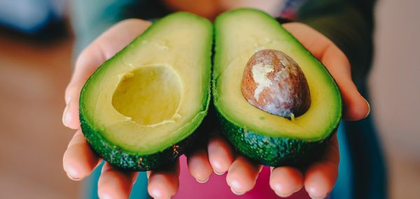 Quả bơ là loại thực phẩm giàu axit béo không bão hòa, chất xơ, kali và hóa chất thực vật. Nhiều nghiên cứu đã chứng minh rằng những người thường xuyên ăn loại thực phẩm xanh này sẽ giữ được chỉ số cơ thể phù hợp. Tuy nhiên, nếu muốn giảm cân, bạn đừng bỏ các loại sữa đặc có đường và đồ ngọt để tránh… phản tác dụng.