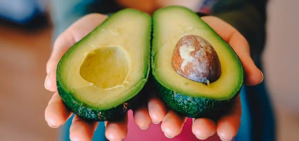 Quả bơ là loại thực phẩm giàu axit béo không bão hòa, chất xơ, kali và hóa chất thực vật. Nhiều nghiên cứu đã chứng minh rằng những người thường xuyên ăn loại thực phẩm xanh này sẽ giữ được chỉ số cơ thể phù hợp. Tuy nhiên, nếu muốn giảm cân, bạn đừng bỏ các loại sữa đặc có đường và đồ ngọt để tránh… phản tác dụng.