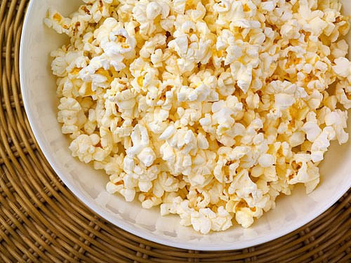 Bỏng ngô không những giàu chất xơ mà còn cung cấp cả protein. Bữa sáng, bạn có thể ăn 3 ly bỏng ngô đầy mà chỉ chứa có 100 calo. Bỏng ngô chính là loại thực phẩm giảm cân tuyệt vời, miễn là bạn đừng ăn món bắp rang bơ có đường và các loại hương vị được bày bán khắp các rạp chiếu phim, siêu thị.