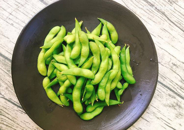 Đậu rất giàu chất xơ, thành phần quan trọng với những người muốn giảm cân vì tạo cảm giác no lâu, kiểm soát cơn đói. Các nhà khoa học cũng chỉ ra rằng ăn các loại đậu mang đến nhiều lợi ích sức khỏe như hạ huyết áp, giảm cholesterol và nguy cơ mắc các bệnh tim mạch. Ví dụ, đậu nành Nhật có thể chế biến dạng luộc, xào hoặc nấu canh. Cả ba cách đều rất đơn giản và lành mạnh để bạn áp dụng cho thực đơn Eat Clean giảm cân của mình.