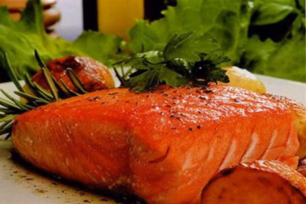 Cá hồi là món ăn giúp mọi người giảm cân nhanh hơn nếu duy trì trong thực đơn hàng ngày so với những người không ăn cá. Các nhà khoa học đã chỉ ra rằng, cứ 113 g cá hồi thì có ít nhất là 2 g omega 3. Loại axit này giúp người ăn tăng cường trao đổi chất, đào thải bớt lượng mỡ thừa ra khỏi cơ thể.