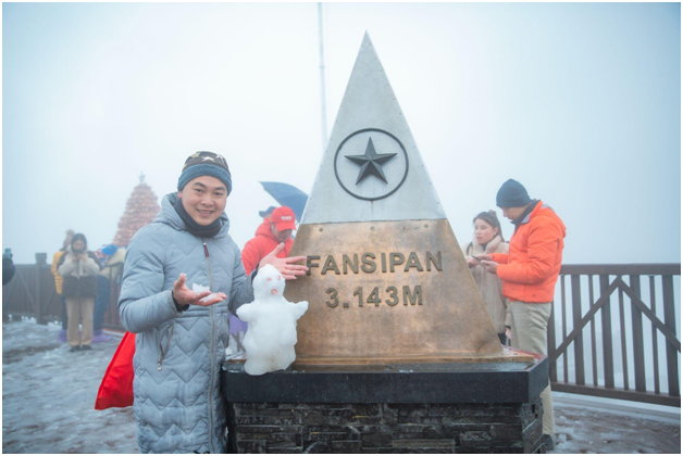 Choang ngop truoc khoanh khac ky ao tren dinh Fansipan mua dong-Hinh-3