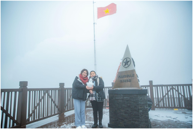 Choang ngop truoc khoanh khac ky ao tren dinh Fansipan mua dong