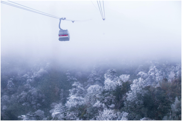 Choang ngop truoc khoanh khac ky ao tren dinh Fansipan mua dong-Hinh-2