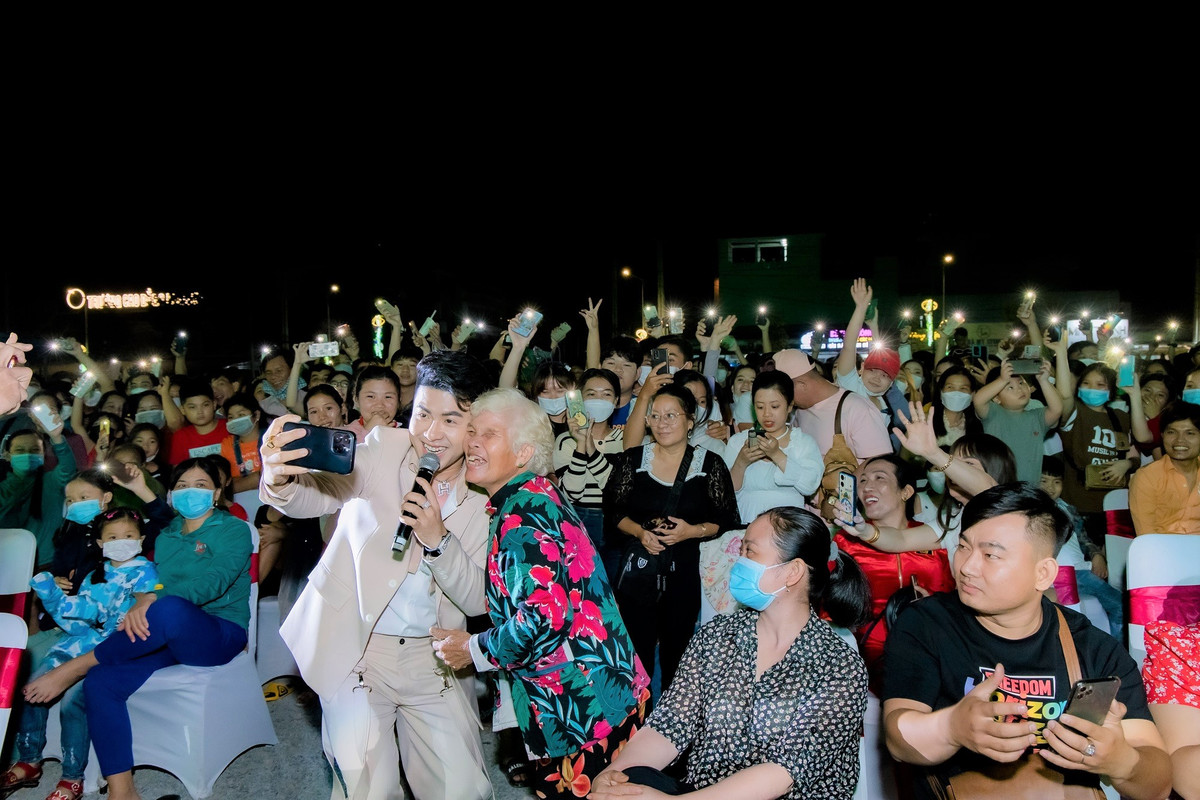 Cuong nhiet trong dai nhac hoi Giang sinh tren tuyen pho Imperia Grand Plaza Duc Hoa-Hinh-6