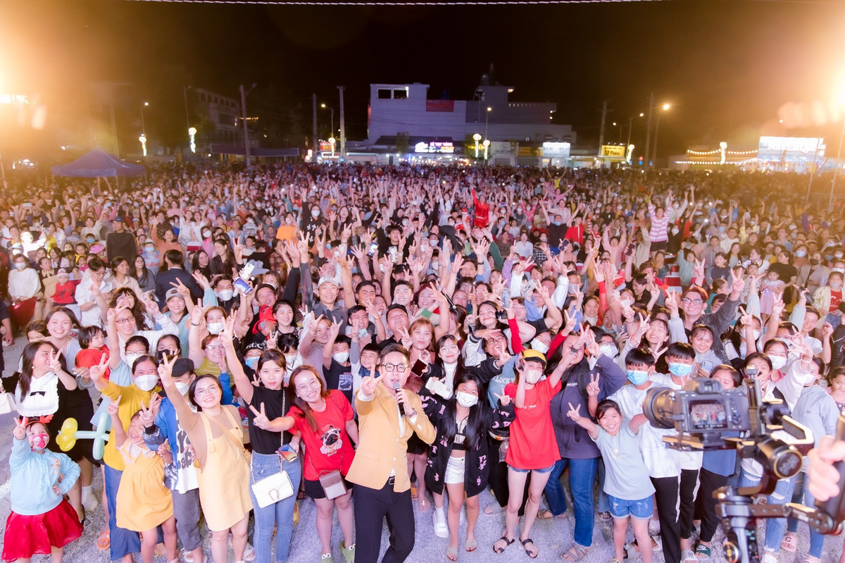 Cuong nhiet trong dai nhac hoi Giang sinh tren tuyen pho Imperia Grand Plaza Duc Hoa-Hinh-5