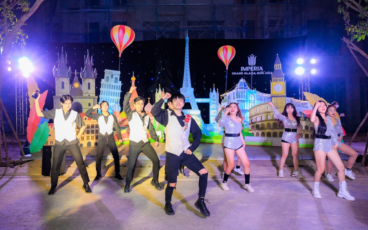 Cuong nhiet trong dai nhac hoi Giang sinh tren tuyen pho Imperia Grand Plaza Duc Hoa-Hinh-3