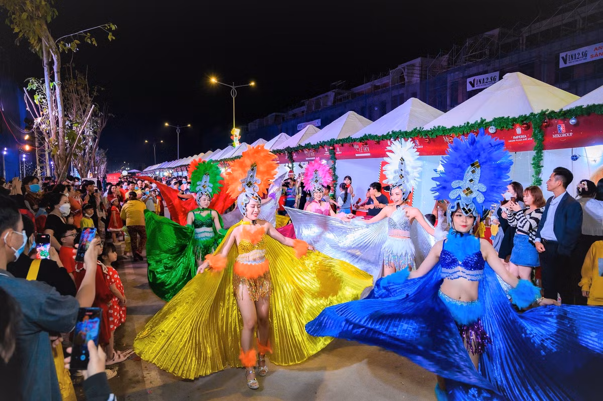 Cuong nhiet trong dai nhac hoi Giang sinh tren tuyen pho Imperia Grand Plaza Duc Hoa-Hinh-2