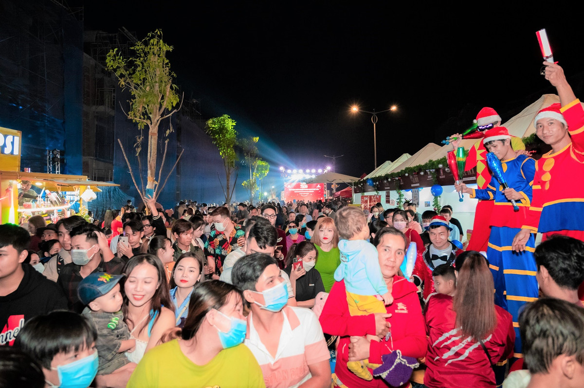 Cuong nhiet trong dai nhac hoi Giang sinh tren tuyen pho Imperia Grand Plaza Duc Hoa