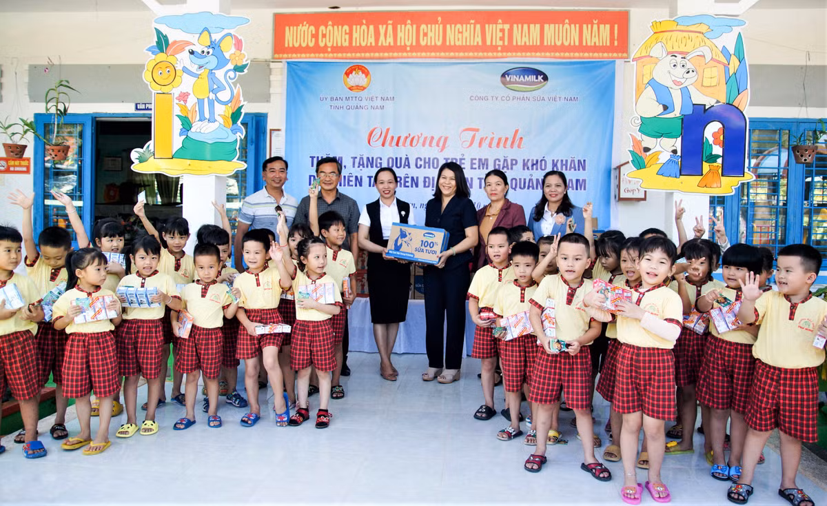 Vinamilk chung tay chia se kho khan voi dong bao Mien Trung