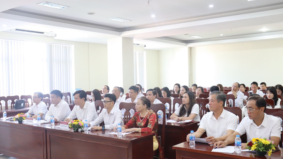 Chuc mung khach hang may man trung thuong giai Dac biet 1 ty dong chuong trinh Tiet kiem du thuong “Cung Agribank – Tang nhanh Tai Loc”