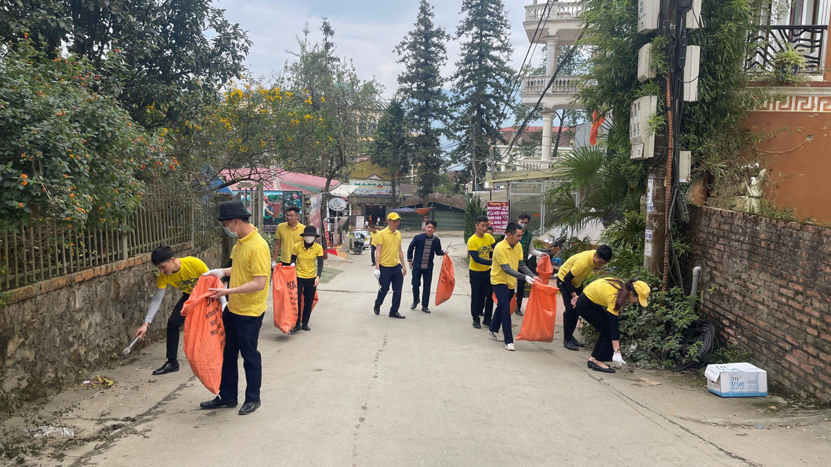 Sa Pa ra quân dọn dẹp và trồng hàng nghìn cây xanh - Hình 2 Sa Pa ra quan don dep va trong hang nghin cay xanh-Hinh-2