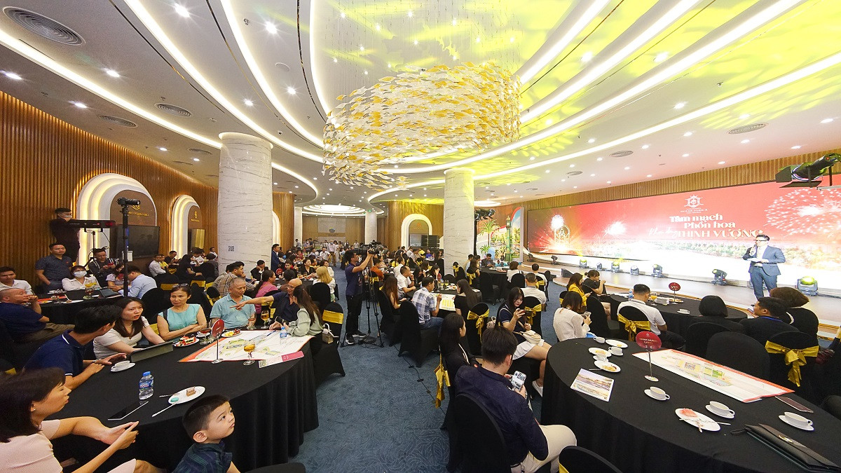 Thuong ngoan nam chau tai Vinhomes Ocean Park 3 - The Crown