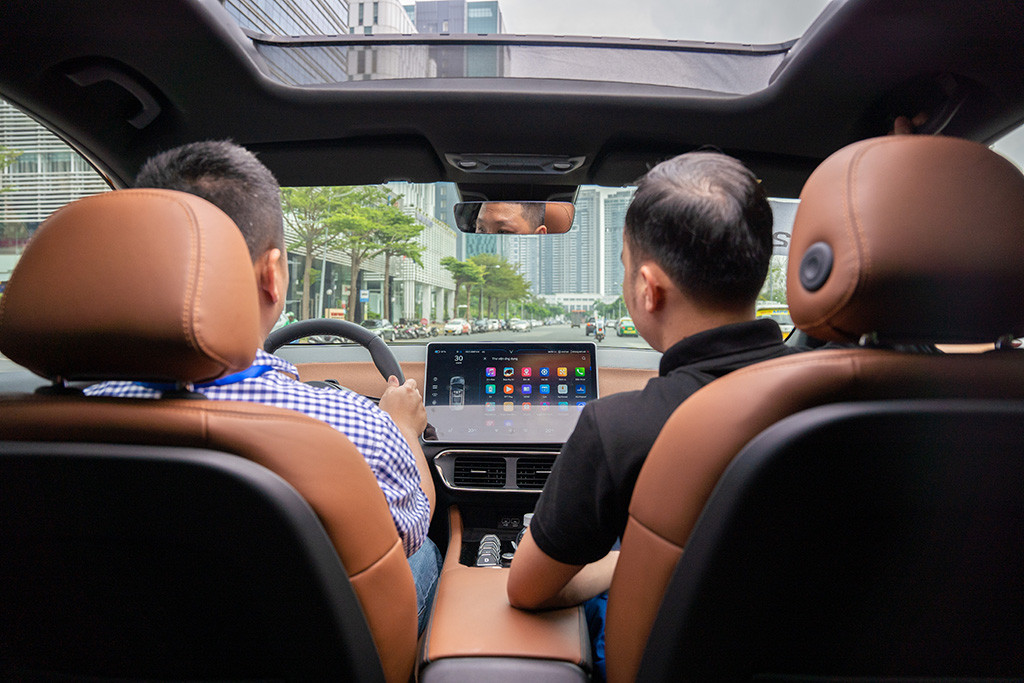 Gia pin con 176 trieu, VinFast VF 8 hut khach lai thu tai TP. Ho Chi Minh-Hinh-3