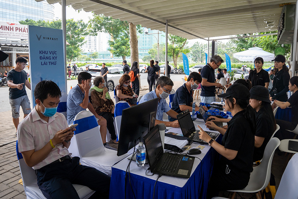 Nguoi Sai Gon lai thu VinFast VF 8: “Dang mua nhat trong tam gia 1 ty dong!”