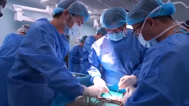 Benh nhan dau tien o Viet Nam dieu tri ung thu xuong bang ni to long hoi phuc than ky-Hinh-2