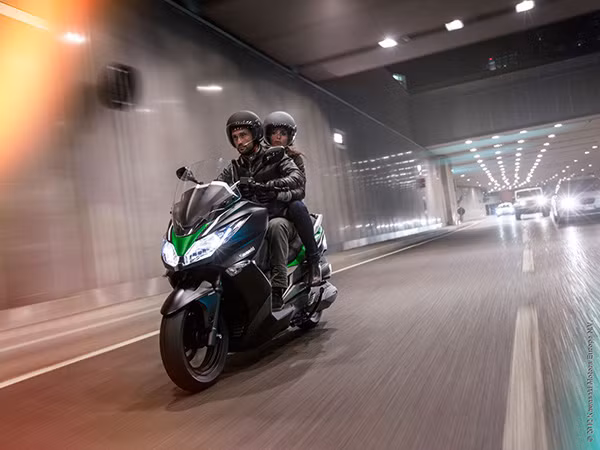 Kawasaki lo dien hai phien ban xe tay ga sieu manh