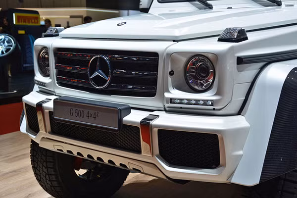 Hãng xe Đức trang bị cho Mercedes-Benz G500 4x4² khối động cơ tăng áp V8 dung tích 4.0L đạt chuẩn khí thải Euro6 cho công suất lên tới 422 mã lực, mạnh hơn 40 mã lực so với bản tiêu chuẩn.