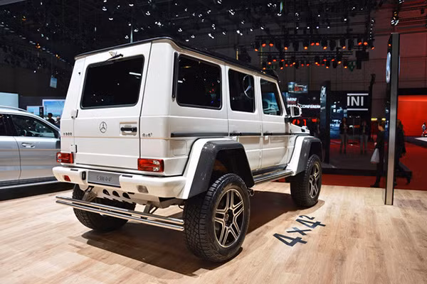 Xe có thân vỏ làm từ thép không gỉ, cản trước AMG hầm hố, một số chi tiết từ sợi carbon, đèn LED trên nóc và bộ la zăng hợp kim lớn 22 inch kết hợp với bộ lốp offroad.