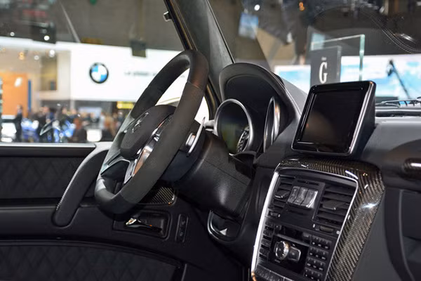 Ở bên trong là không gian nội thất thể thao, cao cấp với bộ ghế bọc da độc đáo. Khoảng sáng gầm xe 450 mm cho khả năng lội nước sâu tới 1.000 mm.