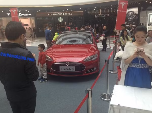 Be 5 tuoi dieu khien xe oto gay tai nan tai khu mua sam-Hinh-3