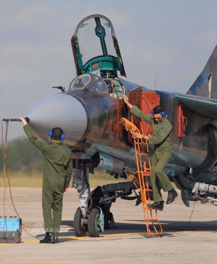 Một số nguồn tin cho rằng, Không quân Cuba còn có trong tay số lượng nhỏ các máy bay tiêm kích - bom MiG-23BN (phiên bản dùng để tấn công mặt đất của MiG-23). Mẫu này được trang bị hệ thống máy tính ném bom PrNK Sokol-23 cho khả năng ném bom chính xác . Ngoài ra còn được trang bị hệ thống tác chiến điện tử và tăng mức bảo vệ các thùng nhiên liệu để không kích tầm thấp... Nguồn ảnh: Granma