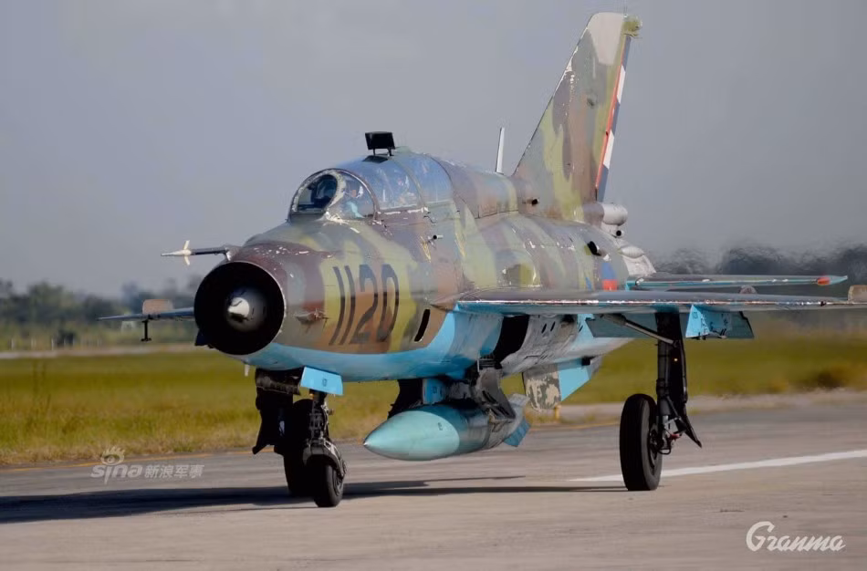 Các máy bay MiG-21UM có thể vừa làm công tác huấn luyện phi công, vừa tham gia chiến đấu. Nguồn ảnh: Granma