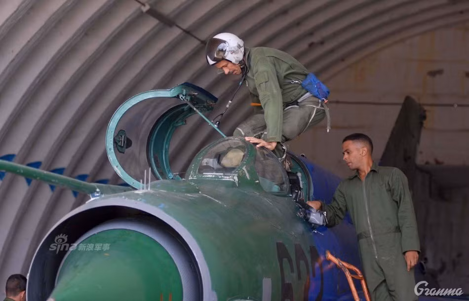 Binh chủng Không quân thuộc Quân chủng Phòng không - Không quân Cuba có quân số 8.000, được trang bị hơn 200 máy bay các loại. Trong số đó, ước tính có chừng 100 chiếc máy bay tiêm kích mạnh mẽ, nhưng chỉ có 41-58 chiếc hoạt động sẵn sàng chiến đấu thường trực. Nền kinh tế khó khăn đã khiến cho Cuba không thể duy trì số lượng máy bay chiến đấu lớn hơn. Tuy nhiên thế cũng là đủ để bảo vệ không phận nước này khi số tiêm kích đều là loại mạnh, chất lượng cao. Nguồn ảnh: Granma