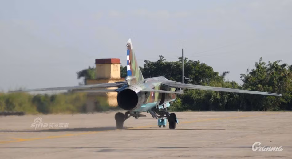 Phiên bản tiêm kích MiG-23 của Cuba thuộc loại MiG-23ML - phiên bản cải tiến thế hệ hai của dòng máy bay này. Nó được trang bị động cơ lực đẩy lớn, nâng cấp hệ thống radar với mẫu Sapfir-23ML có khả năng phát hiện mục tiêu tiêm kích ở bán cầu trước 65km, ở bán cầu sau là 25km. Ngoài ra còn có radar quang - điện TP-23ML. Nguồn ảnh: Granma