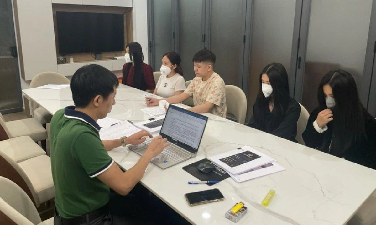 Nam thanh niên 26 tuổi này đã quảng cáo các nhóm kín của mình đến nhiều người qua các mạng xã hội như: Zalo, Facebook, TikTok, Youtube…; sử dụng và công khai cùng lúc nhiều tài khoản quản trị (thực chất chỉ có Thái quản lý) để tăng mật độ tương tác, tạo hiệu ứng tâm lý về quy mô, hình ảnh của các nhóm nên chỉ trong thời gian ngắn, số lượng các nhóm kín và số lượng các thành viên của các nhóm tăng lên rất nhanh. Cơ quan Công an xác định Thái đã tạo lập, quản lý và điều hành 7 nhóm kín với tổng số thành viên của các nhóm này là: 65.992 thành viên. 