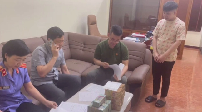 Trong quá trình điều tra, Cục Cảnh sát hình sự xác định, Thái đã có 1 tiền án về tội tàng trữ trái phép chất ma túy (án 2 năm tù, ra trại ngày 2/6/2022). Sau khi ra tù, từ tháng 8/2022, Thái sử dụng các nick ảo (hình đại diện là nữ giới) để tham gia vào các hội nhóm kín có liên quan đến các hoạt động mại dâm trên mạng xã hội Zalo ở rất nhiều tỉnh, thành trên cả nước. Mục đích của Thái tham gia các nhóm Zalo này để tìm người có nhu cầu bán dâm nhằm thu thập thông tin, tuyển chọn, lôi kéo những người này về hoạt động cho đường dây mại dâm do Thái điều hành.