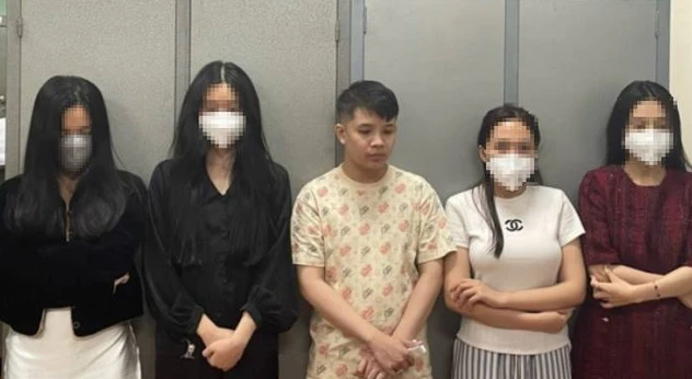 Ngày 31/1, tin từ Cục Cảnh sát hình sự (Bộ Công an) cho biết, Cơ quan Cảnh sát điều tra Bộ Công an vừa khởi tố vụ án, khởi tố bị can, tạm giam Nguyễn Hữu Thái (SN 1998, trú tại phường Sơn Kỳ, quận Tân Phú, TP HCM) về hành vi "Môi giới mại dâm". Trước đó, ngày 17/1, Cục Cảnh sát hình sự chủ trì, phối hợp Công an TP HCM tiến hành kiểm tra hành chính tại khách sạn ở quận 1, TP HCM, phát hiện 2 cặp nam, nữ có hành vi mua, bán dâm. Căn cứ tài liệu, chứng cứ thu thập được, Công an đã triệu tập, khám xét khẩn cấp nơi ở của Nguyễn Hữu Thái, thu giữ đồ vật, tài liệu như: tiền mặt, sổ tiết kiệm và phong tỏa tài khoản ngân hàng với số tiền hơn 8,5 tỷ đồng, 3 Iphone.