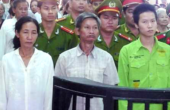 Ngày 2/2/2010, TAND tỉnh Bến Tre tuyên mức án cao nhất là tử hình đối với Phạm Duy Nhân về tội Giết người. Trong phần thẩm vấn công khai tại tòa, hắn vẫn quanh co chối tội. Nhưng cha mẹ ruột của Nhân đã khai nhận thành khẩn và tỏ ra ăn năn về hành vi che giấu tội phạm của mình. 