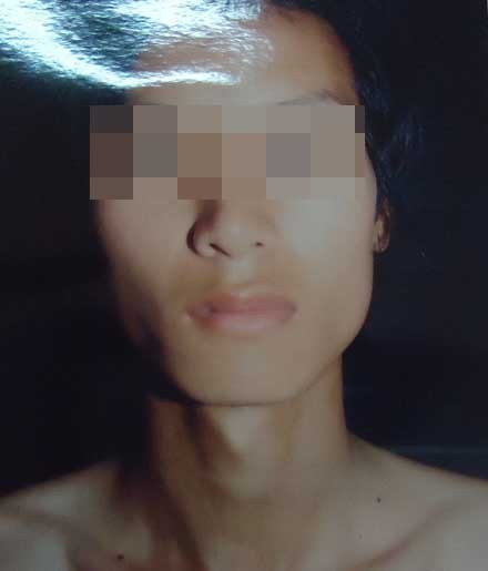 Lúc mẹ con Nhân đến phòng trọ thì trời đã gần sáng, nhiều người qua lại nên hai mẹ con đành khóa cửa phòng đi về. Đến tối cùng ngày, Nhân lại chở mẹ đến phòng trọ, dặn đứng ở ngoài, lát ra hiệu thì hãy vào. Khi con trai ra hiệu, bà Châm chạy tới thì bủn rủn chân tay khi thấy xác cô gái xấu số. Bà Châm thấy con trai lấy một bao nilon màu trắng loại lớn tròng từ phần chân của nạn nhân kéo lên phần đầu. Sau đó Hân lấy dây buộc miệng bao lại. Hắn ta còn gom nệm, gói quần áo của cô gái và một số đồ dùng cá nhân vào túi nilon màu xanh. Trong đêm tối, hai mẹ con đưa thi thể ra khỏi phòng trọ. 