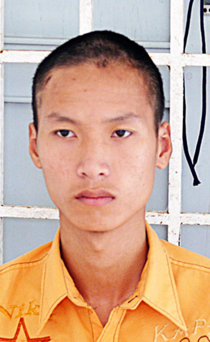 Cơ quan điều tra phát hiện, tình tiết trên và lời khai của mẹ Nhân hoàn toàn mâu thuẫn nên đã mời bà Huỳnh Thị Châm (SN 1968, mẹ Nhân) và chồng đến làm việc, nhưng bà này vẫn không chịu hợp tác. Thêm nữa, khi kiểm tra đồ đạc Nhân gửi ở nhà ngoại thì phát hiện có dấu vết tội phạm nên lập tức truy tìm Nhân. Đến 20h ngày 6/6/2009, Công an tỉnh bắt được Nhân khi đang lẩn trốn ở một quán cà phê tại TP Bến Tre. Lúc này, Nhân đã nhuộm tóc đen. Sau nhiều giờ đấu tranh, bố mẹ Nhân khai, ngày 3/6/2009, Nhân đạp xe về nhà lúc sáng khi mọi người vừa ngủ dậy. 