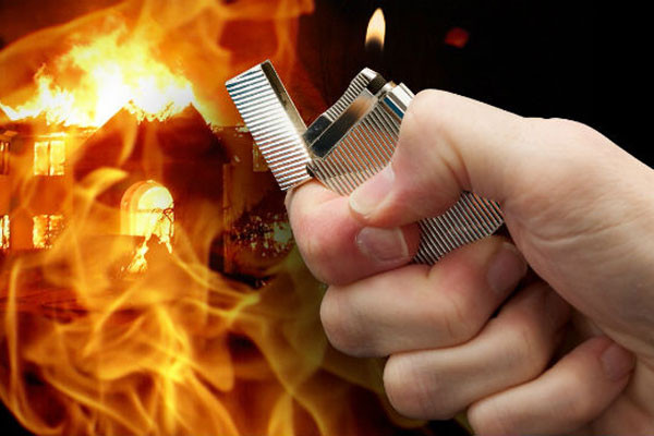 Nhân mang quần áo của nạn nhân về vườn nhà để đốt. Đồng thời đào sẵn hỗ nhằm chôn xác nạn nhân. Nhưng do bố mẹ biết chuyện nên hắn đã quay lại phòng trọ lột da mặt, mũi, trán, tai của nạn nhân để tránh cơ quan điều tra nhận dạng được. Tiếp đó hắn bỏ xác nạn nhân vào bao tải rồi cùng mẹ chở xác đi phi tang. Phi tang xong xuôi, hắn trở mẹ về nhà rồi quay lại phòng trọ dọn dẹp sạch sẽ. Nhân còn mua sơn quét lại tường, dọn dẹp phòng và thu đồ đạc mang về nhà ngoại gửi. Đến 14h ngày 5/6/2009, hắn nhuộm tóc sang màu đen với ý định bỏ trốn. Hắn còn mượn chứng minh thư của một người bạn nhưng bị từ chối. Nhân không ngờ rằng, dù đã che dấu cẩn thận nhưng tội ác vẫn bị phanh phui. (Ảnh minh họa, nguồn internet) 