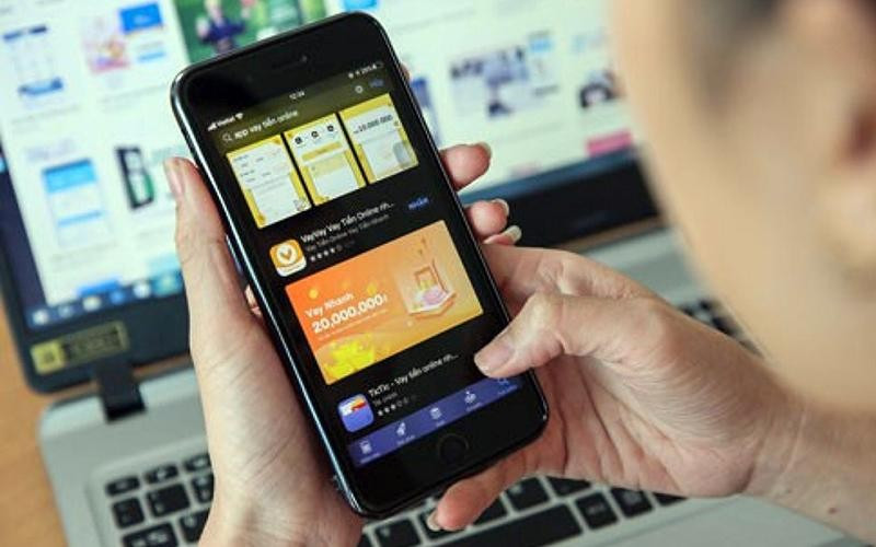 Đến hạn thanh toán mà người dân không trả hoặc chậm trả lãi, đối tượng sẽ truy cập vào điện thoại hoặc quay sang đòi nợ những người trong danh bạ; gửi tin nhắn đe dọa, xúc phạm… nhằm gây áp lực ép người vay phải trả tiền. Trước tình trạng trên, Cục An toàn thông tin khuyến nghị người dân nên tìm đến các tổ chức cho vay uy tín như ngân hàng hoặc các công ty tài chính hợp pháp; không cung cấp thông tin cá nhân hoặc tài khoản ngân hàng trên các website hoặc ứng dụng không đáng tin cậy; đặc biệt là không để bên cho vay truy cập tài khoản và danh bạ điện thoại cá nhân. Khi cài đặt ứng dụng, nhất là ứng dụng tài chính, người dân nên xem xét cẩn thận các quyền mà ứng dụng yêu cầu cũng như đọc kỹ các điều khoản, chính sách của ứng dụng này. Trường hợp phát hiện điểm đáng nghi, cần ngay lập tức hủy cài đặt ứng dụng.