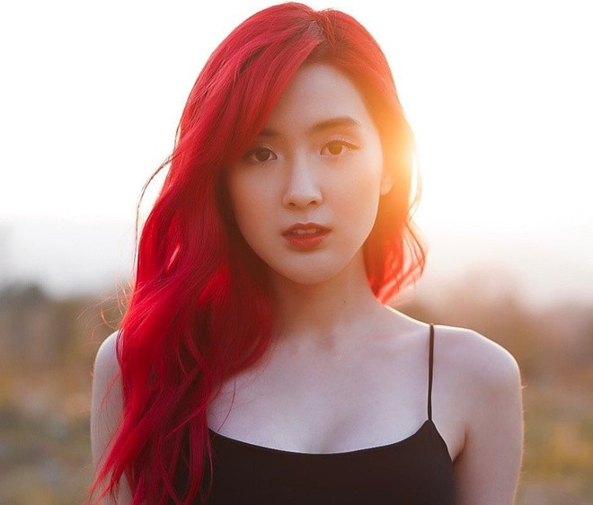 Khuôn mặt xinh xắn tựa búp bê khiến dân tình bấn loạn của cô nàng streamer.