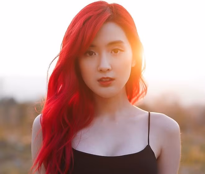 Khuôn mặt xinh xắn tựa búp bê khiến dân tình bấn loạn của cô nàng streamer.