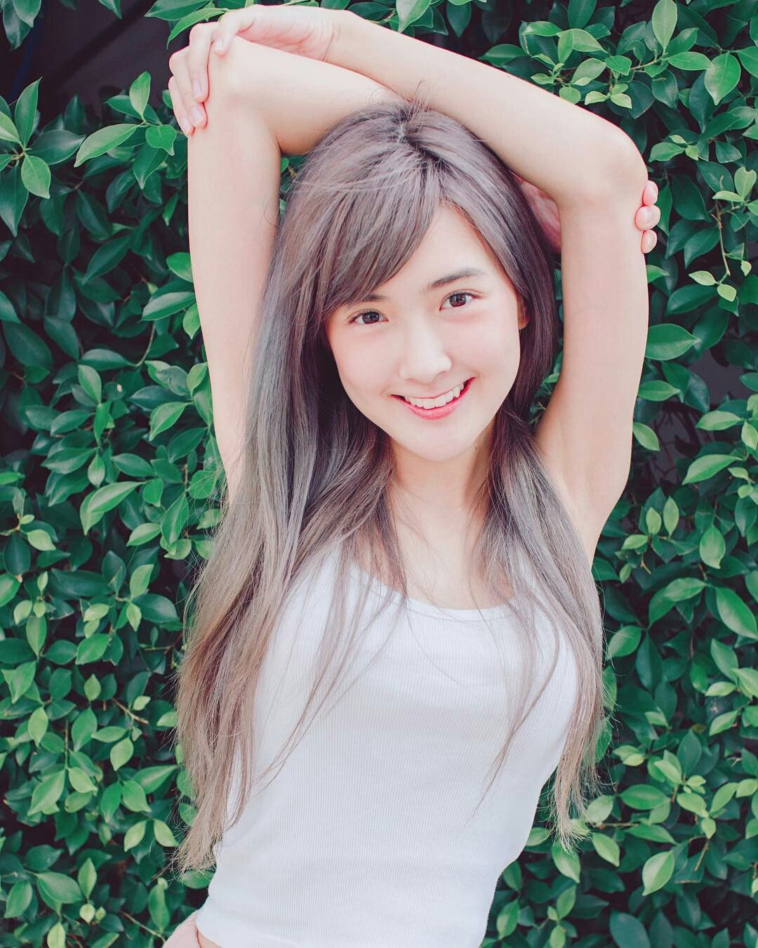 Bizcuitbeer trước đây từng là một nữ ca sĩ chuyên cover và sở hữu những bản hit triệu view, thế nhưng vì đam mê game nên cô chuyển sang làm luôn streamer.