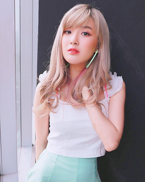 Cô nàng có thể chơi tốt khá nhiều tựa game khác nhau, đặc biệt là Liên Quân Mobile, cô còn được mời làm MC của giải RPL tại Thái Lan.