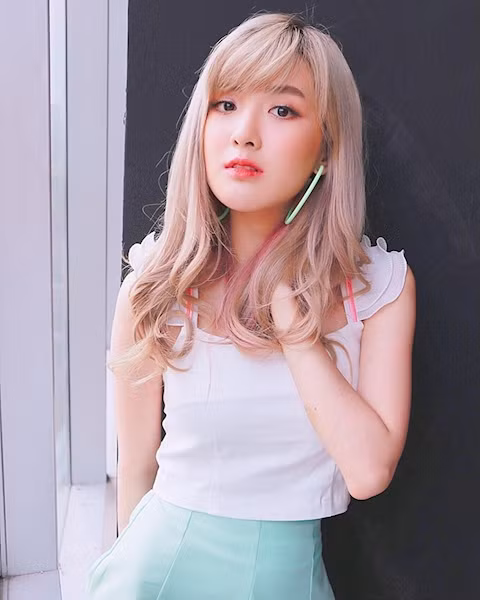 Cô nàng có thể chơi tốt khá nhiều tựa game khác nhau, đặc biệt là Liên Quân Mobile, cô còn được mời làm MC của giải RPL tại Thái Lan.