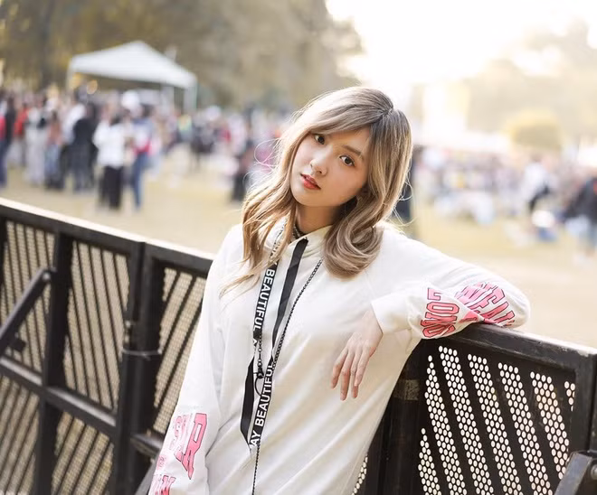 Nhờ vẻ ngoài nổi bật cùng giọng hát ngọt ngào, Passaranan thu hút đông đảo người hâm mộ ở nhiều nước châu Á, trong đó có Việt Nam.