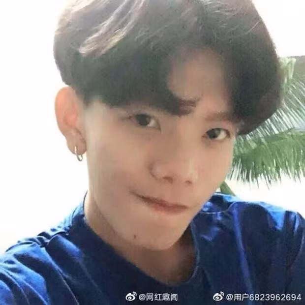 Tuy nhiên những hình ảnh khi không đeo khẩu trang của anh chàng khiến fan thất vọng toàn tập vì không giống như mong đợi.