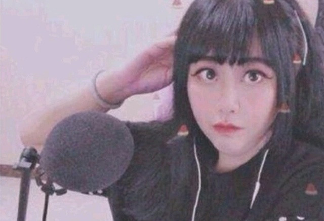 Đặc biệt sau đó cô nàng thừa nhận tuổi thật của mình là 58 khiến cộng đồng mạng chỉ trích cô tham tiền, lừa dối khán giả.