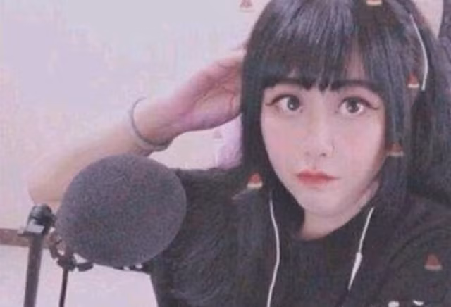 Đặc biệt sau đó cô nàng thừa nhận tuổi thật của mình là 58 khiến cộng đồng mạng chỉ trích cô tham tiền, lừa dối khán giả.